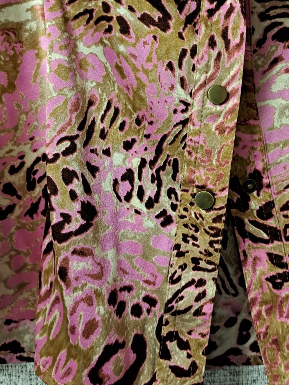 PINK SILK ANIMAL PRINT CACHE LADIES LONG SLEEVE BLOUSE SNAP FRON SIZE LARGE - Picture 5 of 9